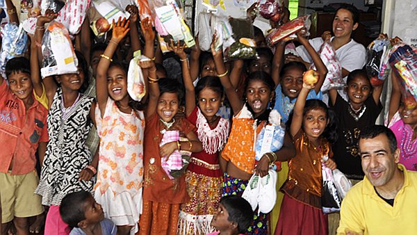 Kinder des Kinderhilfsprojektes Hampi Children Trust bei Erhalt der Spenden durch SuTrA e.V.